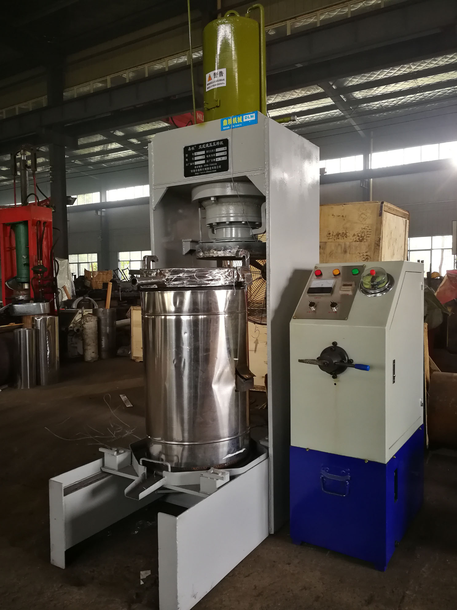 不銹鋼超高壓立式液壓壓榨機(jī)，果汁壓榨機(jī)，果渣壓榨機(jī)，藥材壓榨，油渣處理，白土壓榨